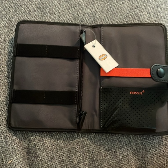 Fossil tech Carrier - Picture 3 of 7